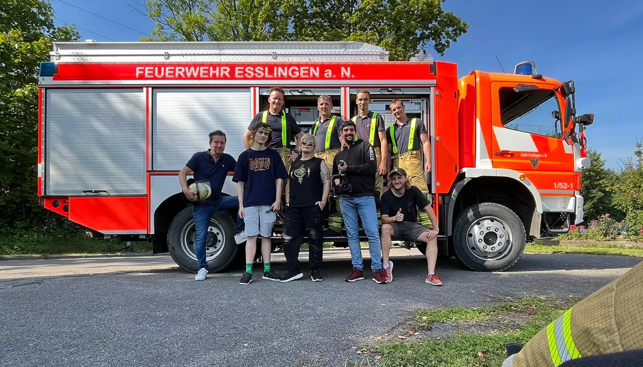 Das Storz-Team und die Feuerwehr Esslingen vor dem Feuerwehrauto Videoproduktion Agentur Stuttgart Esslingen